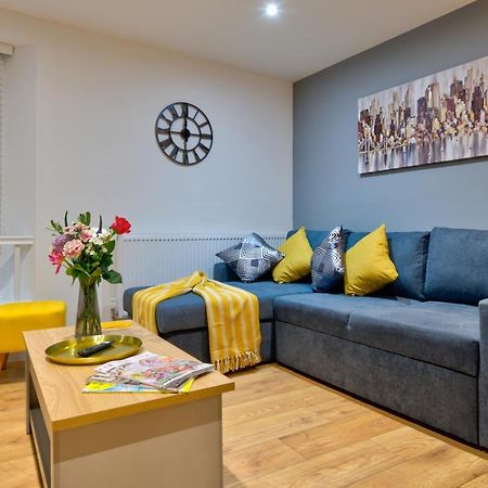 Central Stamford Retreat - Stylish 2-Bed Apartment & Parking Bagian luar foto