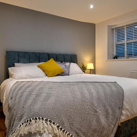 Central Stamford Retreat - Stylish 2-Bed Apartment & Parking Bagian luar foto
