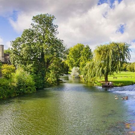 Central Stamford Retreat - Stylish 2-Bed Apartment & Parking Bagian luar foto