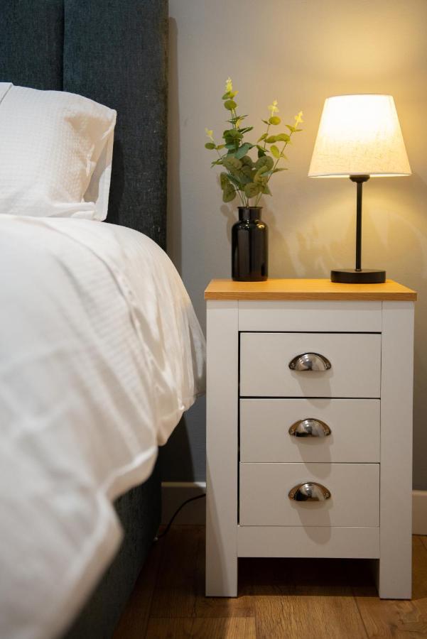 Central Stamford Retreat - Stylish 2-Bed Apartment & Parking Bagian luar foto