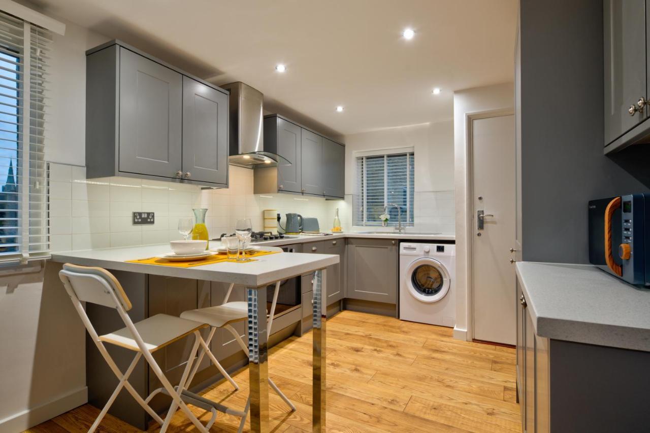 Central Stamford Retreat - Stylish 2-Bed Apartment & Parking Bagian luar foto