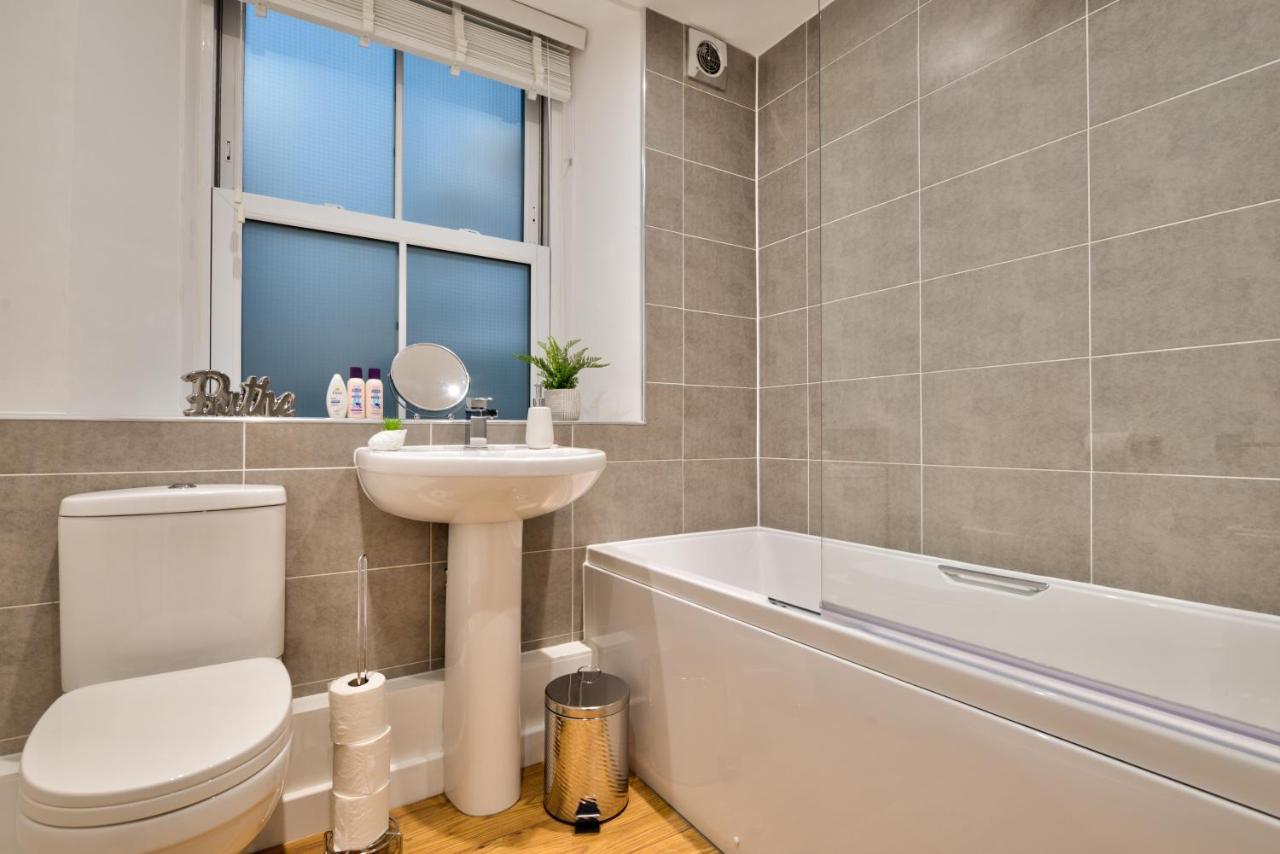 Central Stamford Retreat - Stylish 2-Bed Apartment & Parking Bagian luar foto