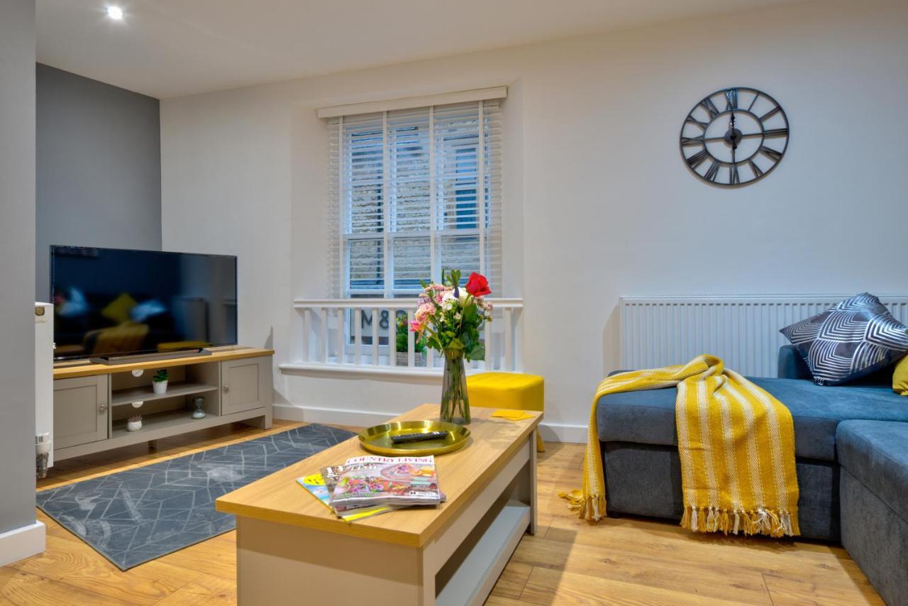 Central Stamford Retreat - Stylish 2-Bed Apartment & Parking Bagian luar foto