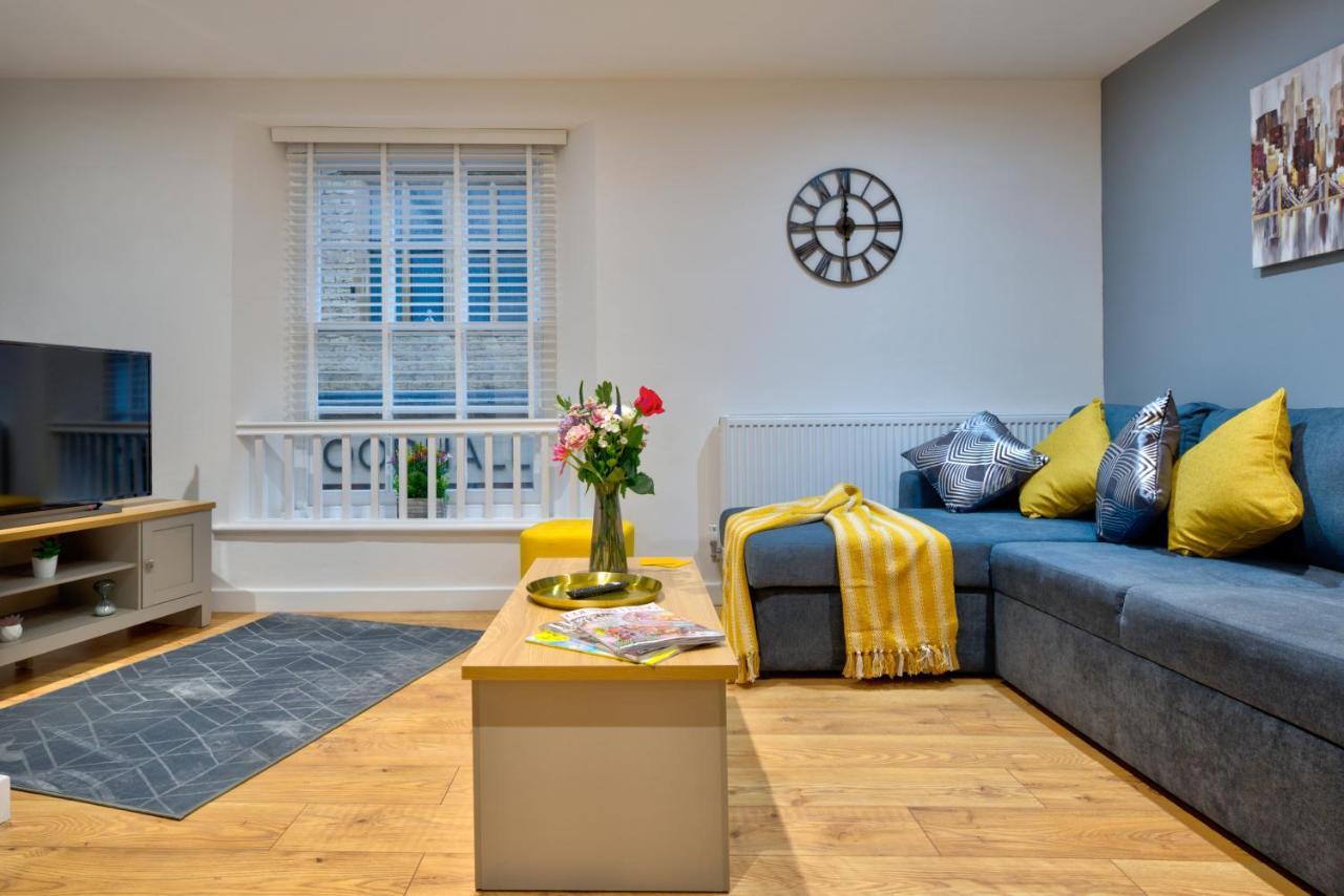 Central Stamford Retreat - Stylish 2-Bed Apartment & Parking Bagian luar foto