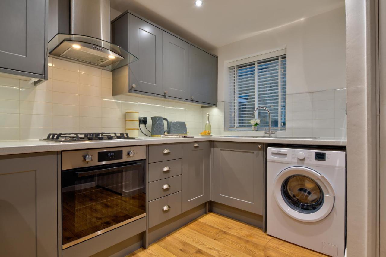 Central Stamford Retreat - Stylish 2-Bed Apartment & Parking Bagian luar foto