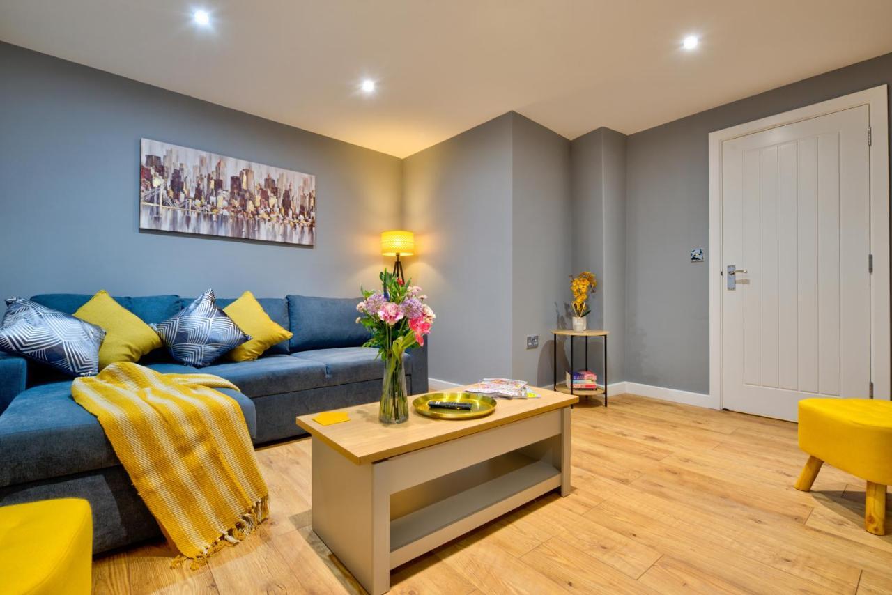 Central Stamford Retreat - Stylish 2-Bed Apartment & Parking Bagian luar foto