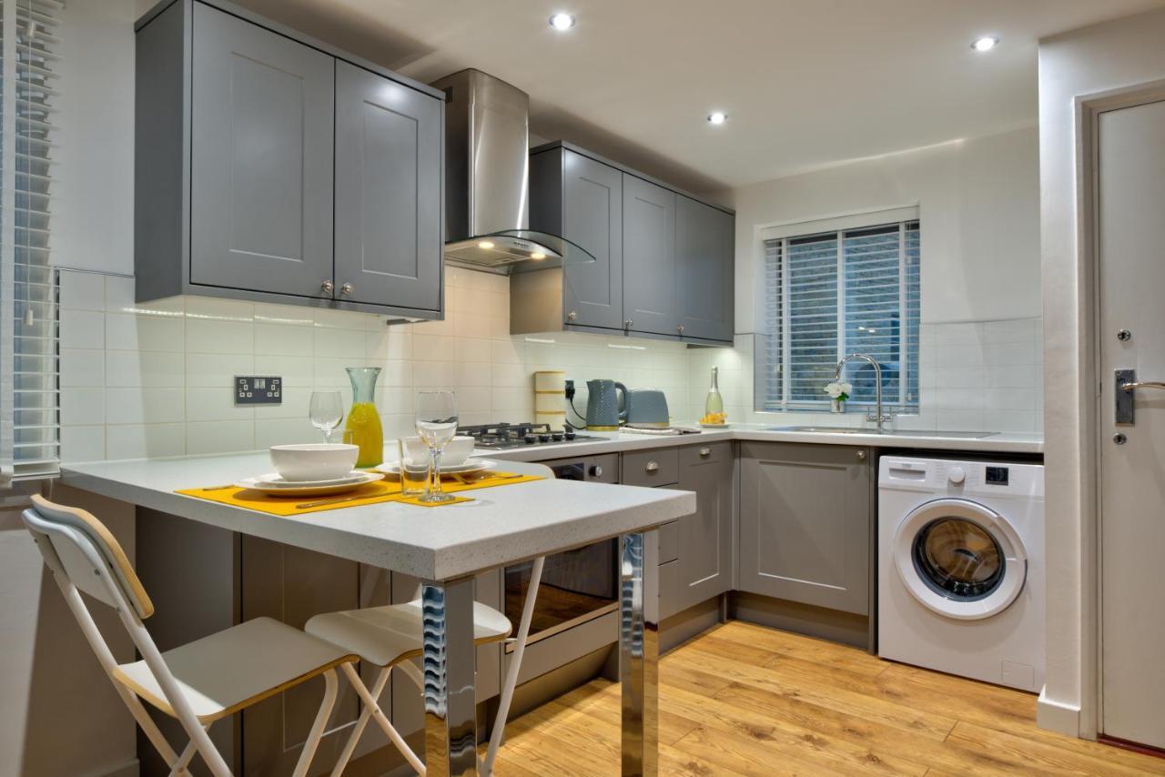 Central Stamford Retreat - Stylish 2-Bed Apartment & Parking Bagian luar foto